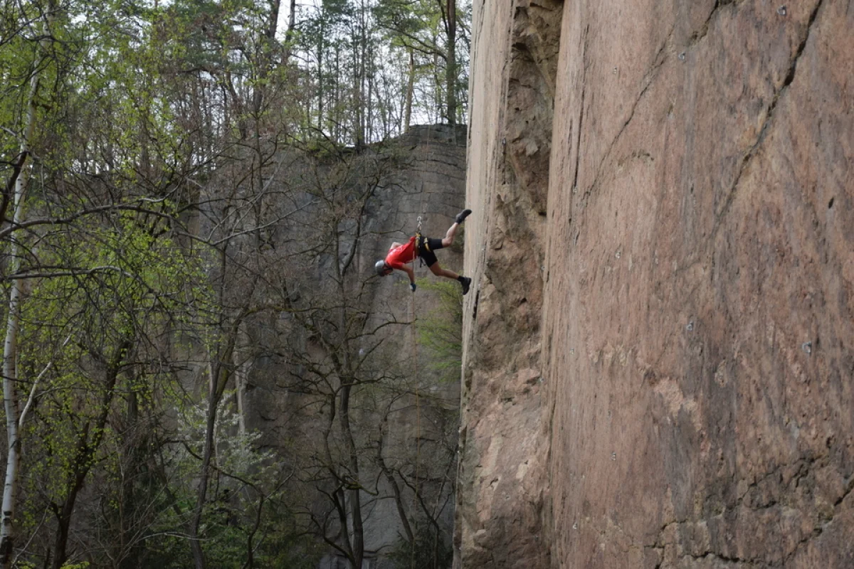 Adrenalinový rope jumping ze starého lomu nedaleko Prahy - foto 02