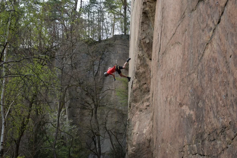 Adrenalinový rope jumping ze starého lomu nedaleko Prahy - foto 02