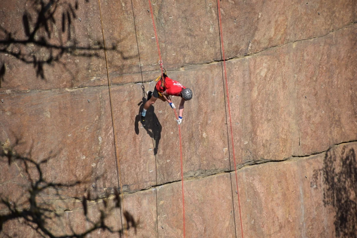 Adrenalinový rope jumping ze starého lomu nedaleko Prahy - foto 03