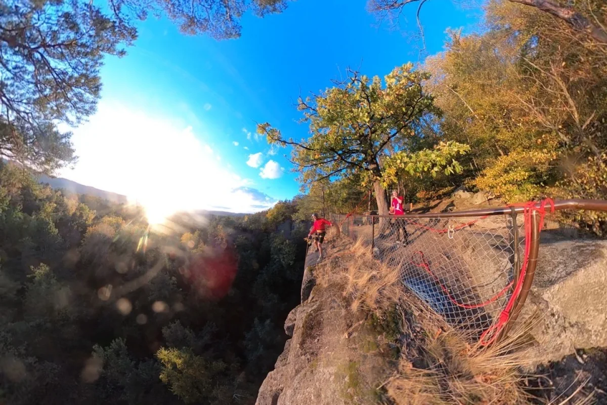 Adrenalinový rope jumping ze starého lomu nedaleko Prahy - foto 04
