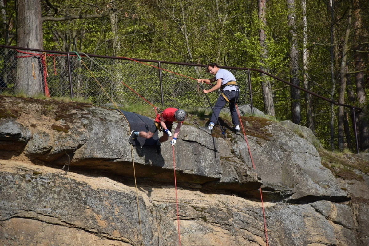 Adrenalinový rope jumping ze starého lomu nedaleko Prahy - foto 05