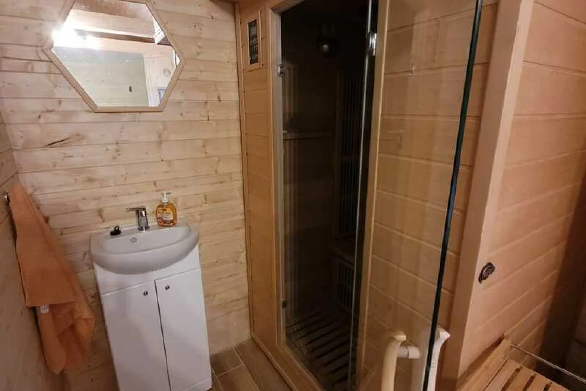 Apiterapie: Včelí terapie v sauně, masáž a relaxace na úlech - foto 04