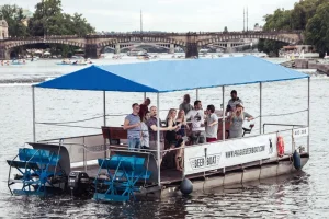 Beerboat: Pivní projížďka šlapadlem na Vltavě - foto 01