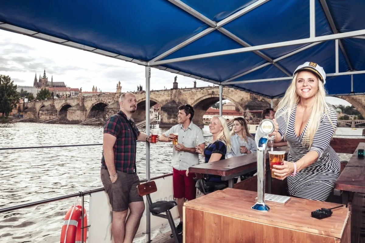 Beerboat: Pivní projížďka šlapadlem na Vltavě - foto 03