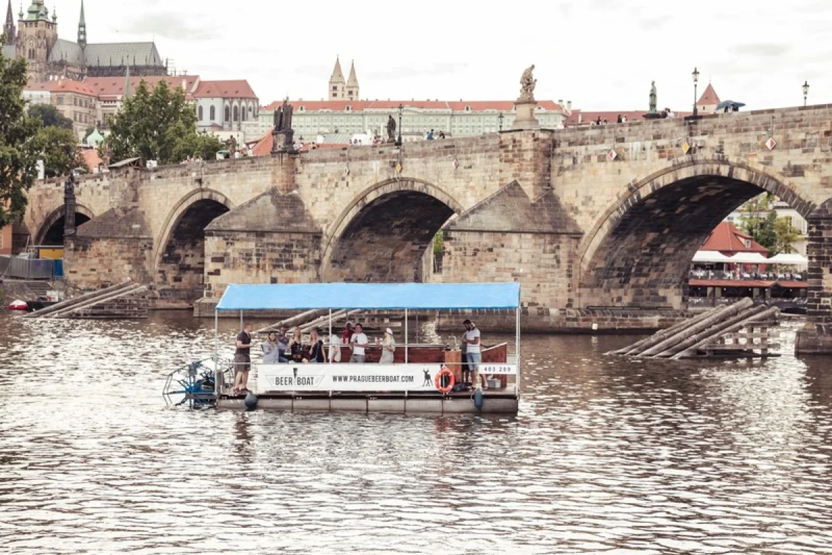 Beerboat: Pivní projížďka šlapadlem na Vltavě - foto 05