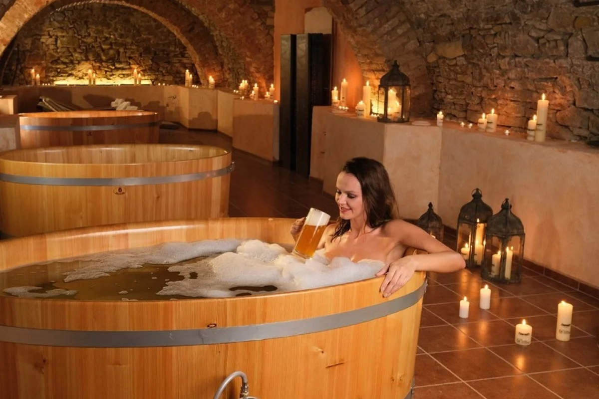 Božský relax v privátní vířivce, masáž, pivní koupel a oběd na zámku Wichterle - foto 02
