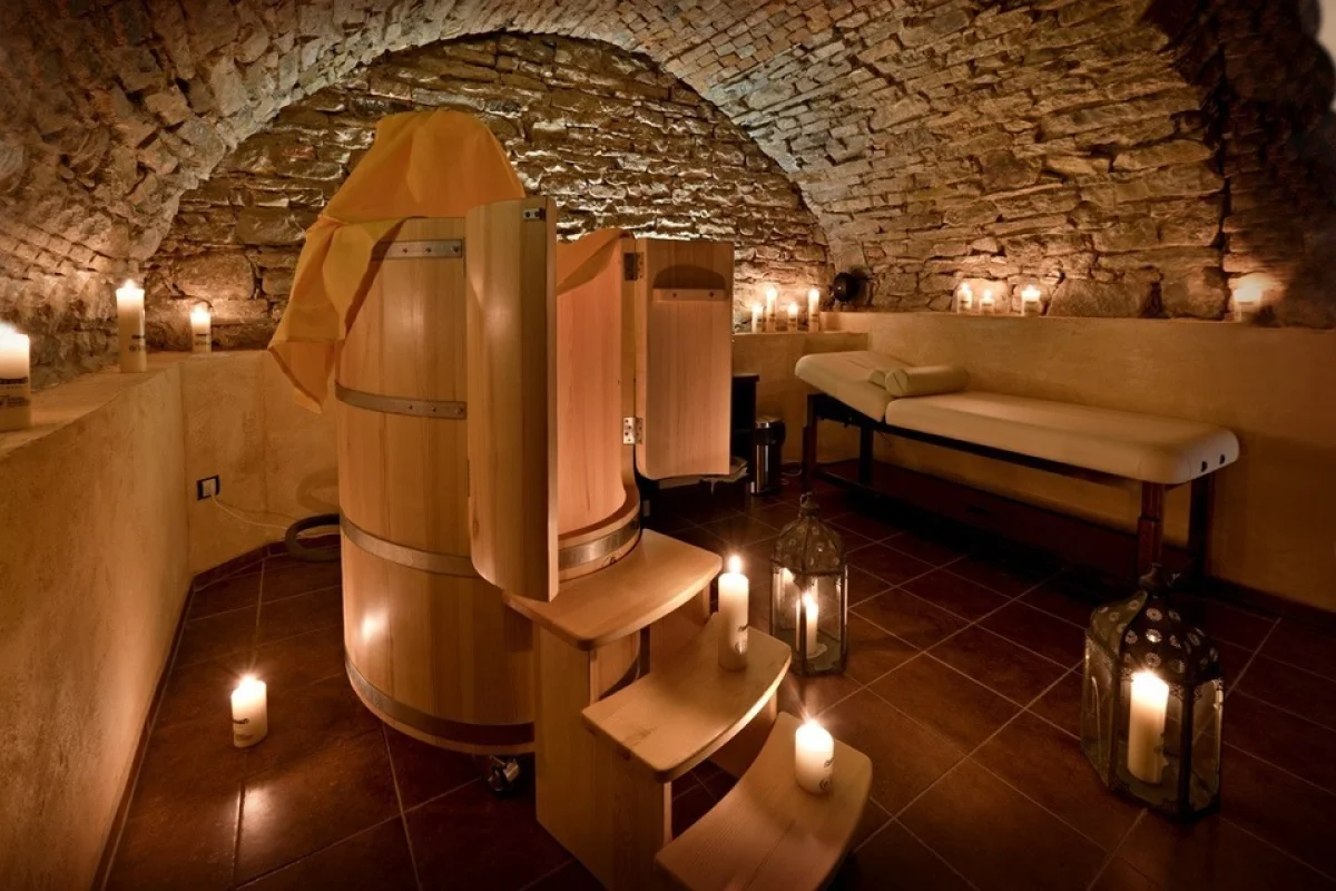 Božský relax v privátní vířivce, masáž, pivní koupel a oběd na zámku Wichterle - foto 03