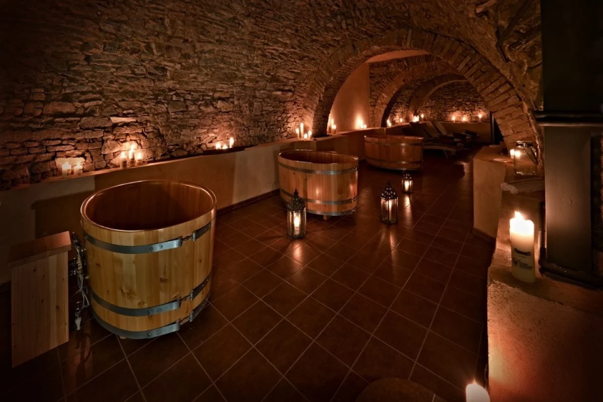 Božský relax v privátní vířivce, masáž, pivní koupel a oběd na zámku Wichterle - foto 05
