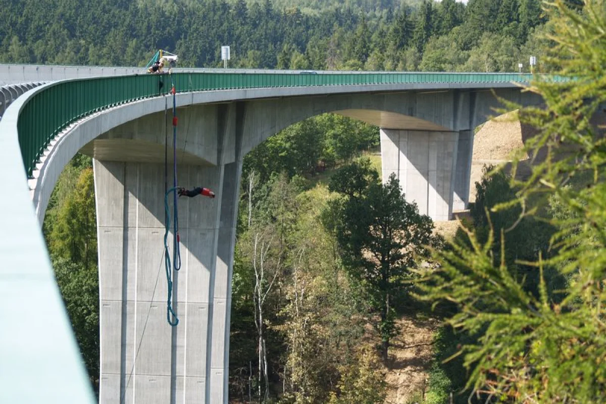 Bungee jumping z mostu - foto 02