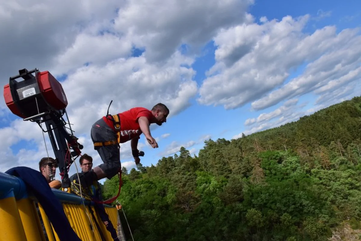 Bungee jumping z mostu - foto 05