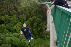 Chomutov: Bungee jumping na Kienově houpačce - foto 01