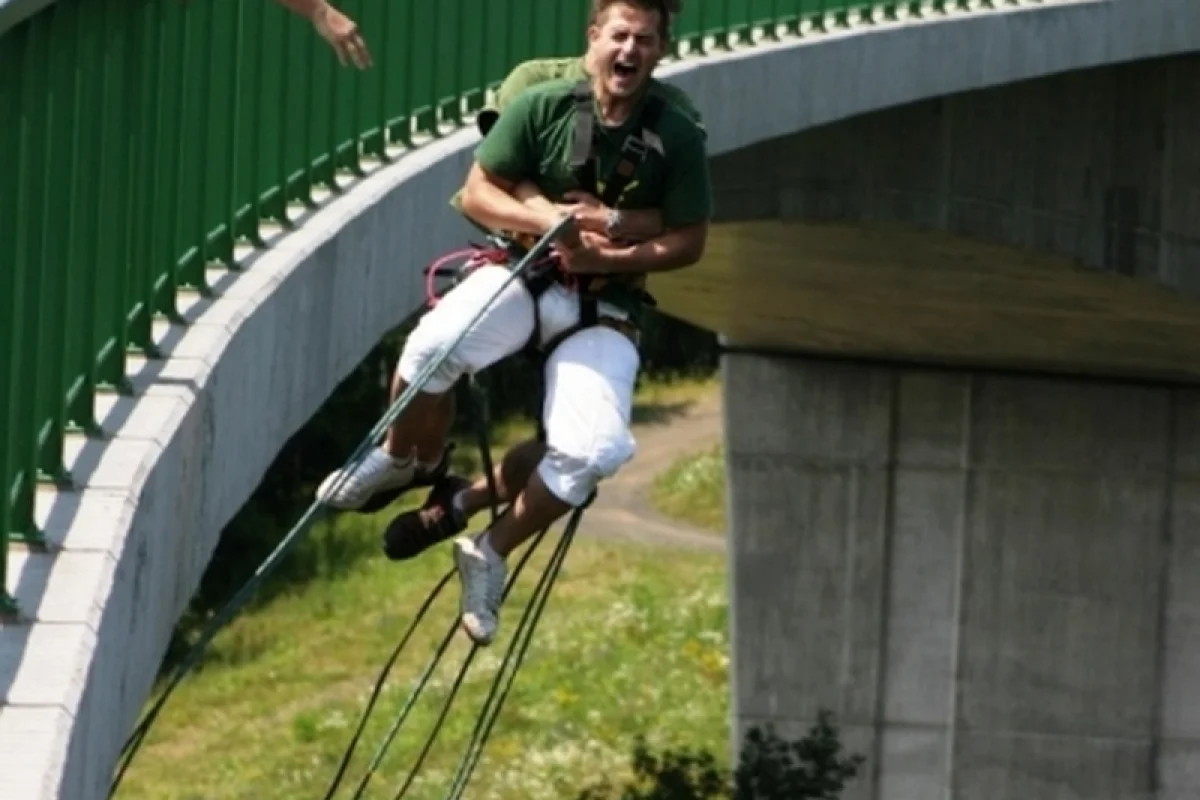 Chomutov: Bungee jumping na Kienově houpačce - foto 03