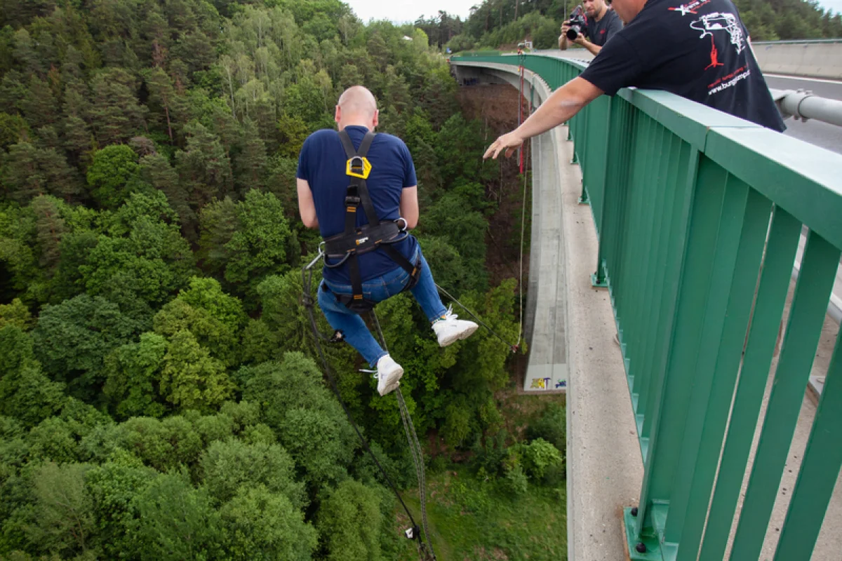 Chomutov: Bungee jumping na Kienově houpačce - foto 07