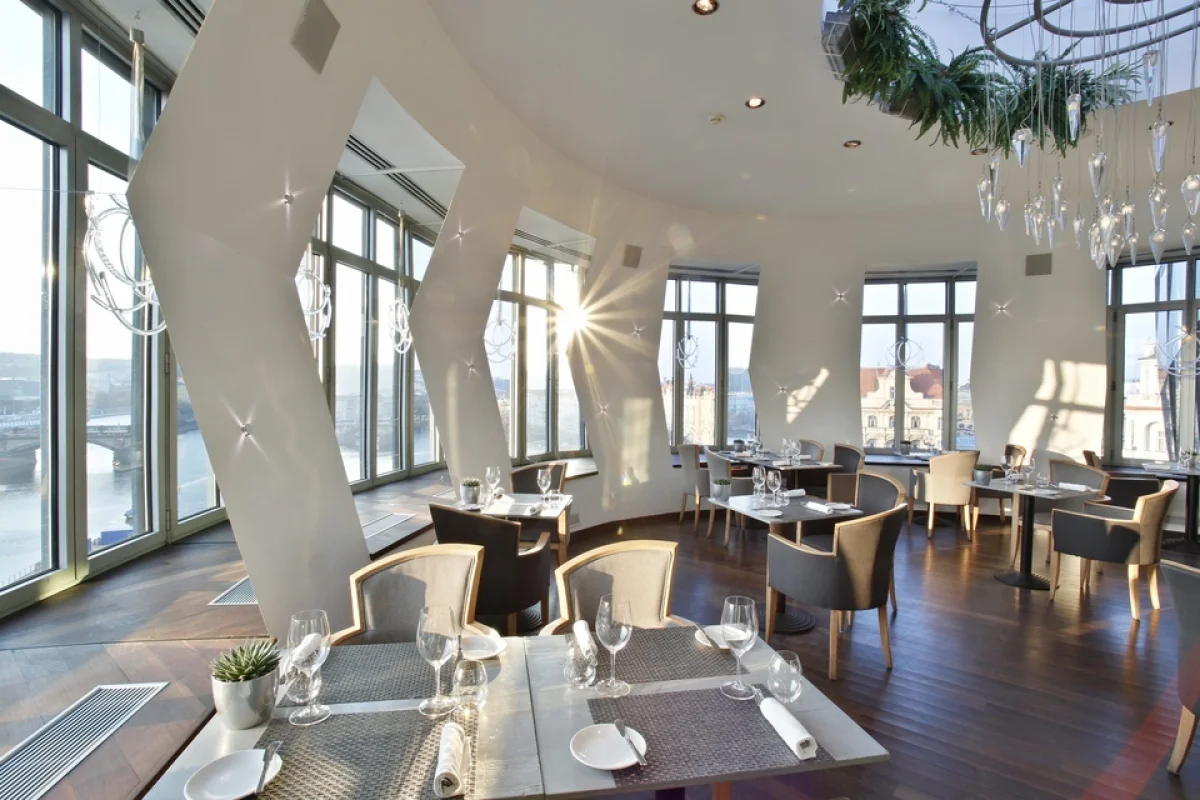Čtyřchodové polední menu pro dva v Tančícím domě s krásným výhledem na Prahu - foto 03