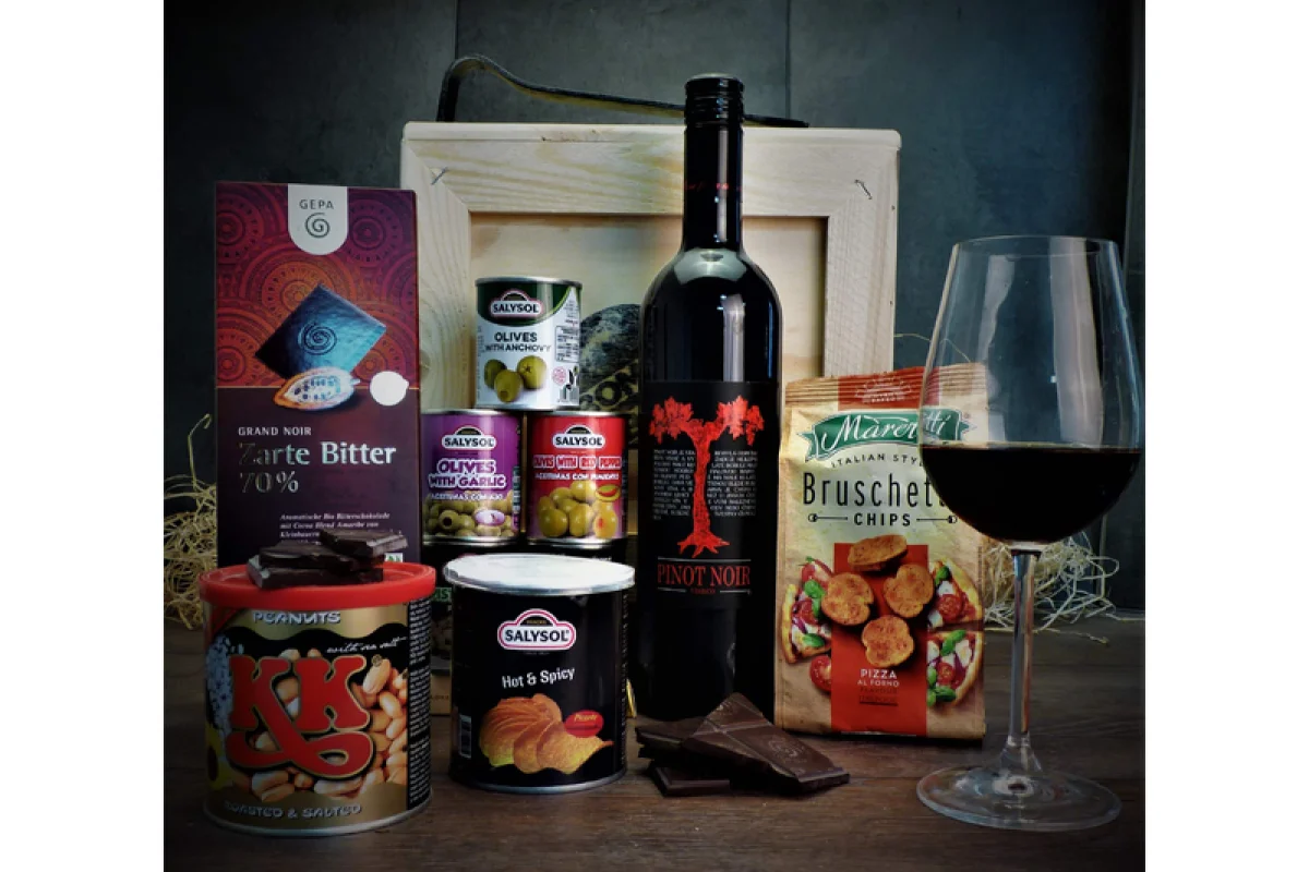Dárková bedna s páčidlem pro muže s červeným vínem Pinot Noir Celá ČR - foto 01