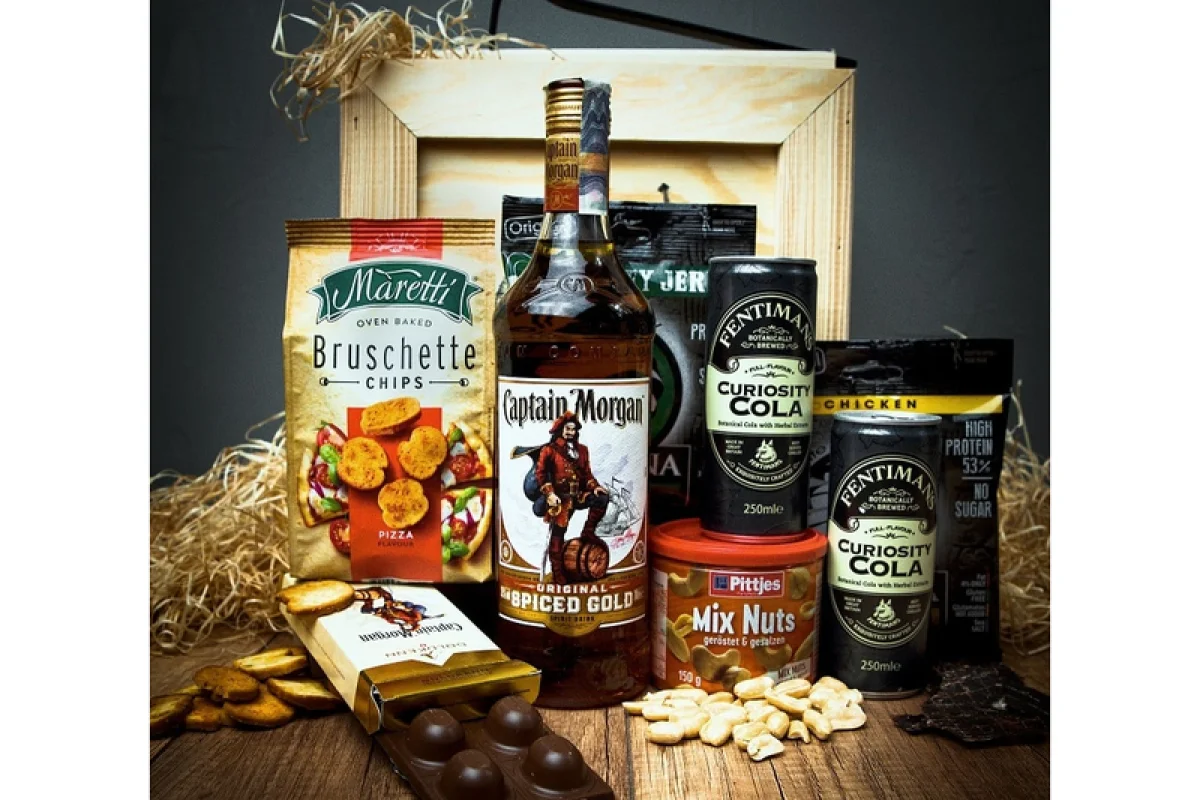Dárková bedna s páčidlem pro muže s rumem Captain Morgan Original Spiced Gold Celá ČR - foto 01