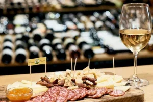 Degustace vín s občerstvením + dárkový set vína a sýrů - foto 01