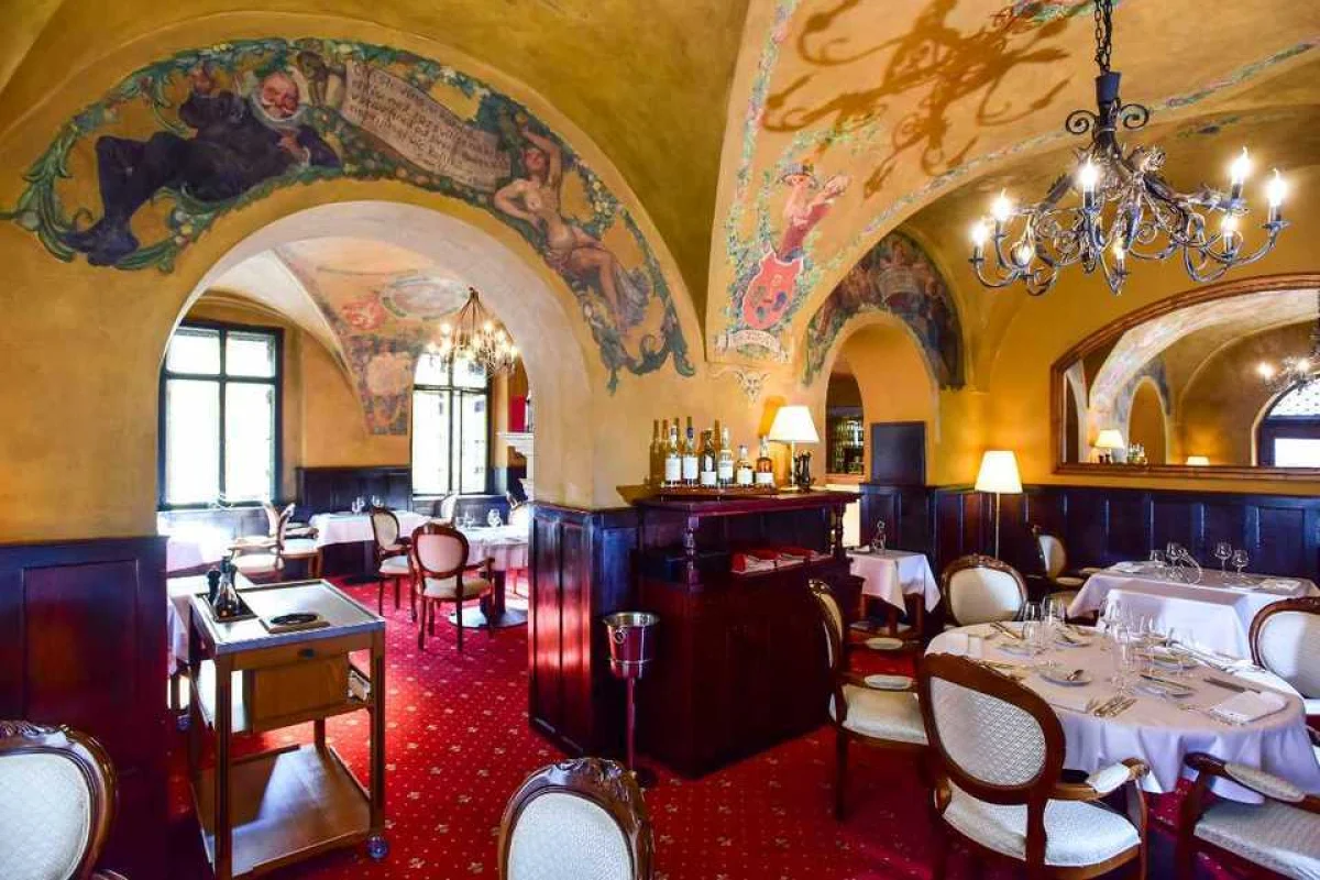 Degustační večeře s lahví vína v luxusní restauraci U Malířů 1543 na Malé Straně - foto 02