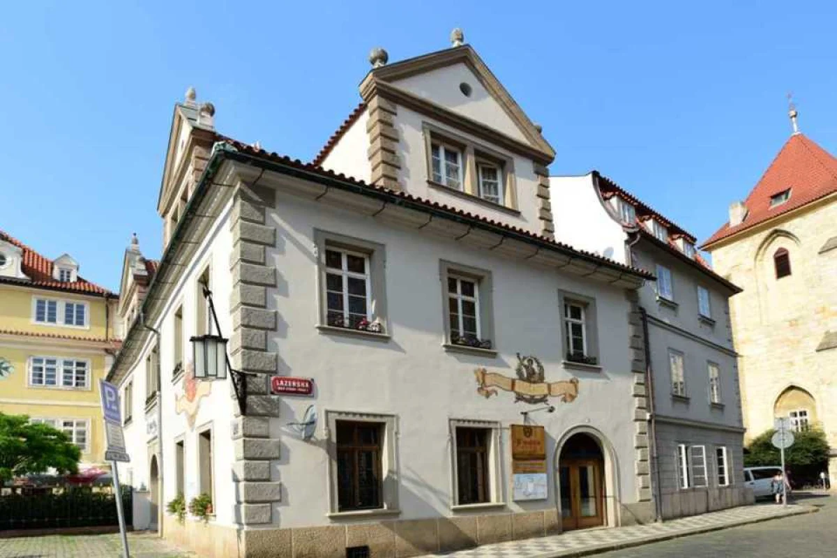 Degustační večeře s lahví vína v luxusní restauraci U Malířů 1543 na Malé Straně - foto 04