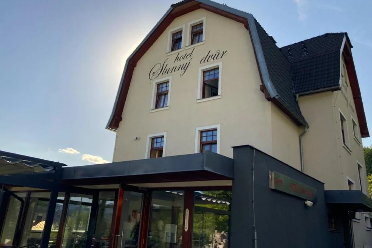 Dokonalý pobyt s wellness, polopenzí a degustací rumů v hotelu Slunný Dvůr pro 2 osoby na 2 noci - foto 02
