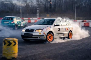 Driftování bokem na závodním polygonu v Ostravě - foto 01