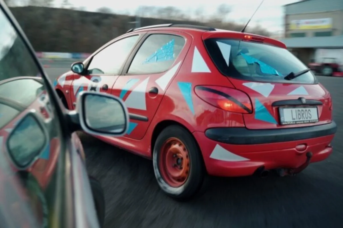 Driftování bokem na závodním polygonu v Ostravě - foto 09