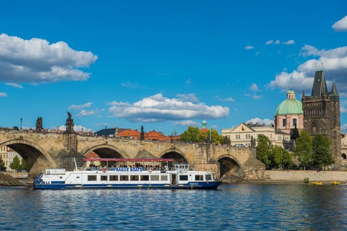 Dvouhodinová plavba po Vltavě s večeří formou rautu - foto 02