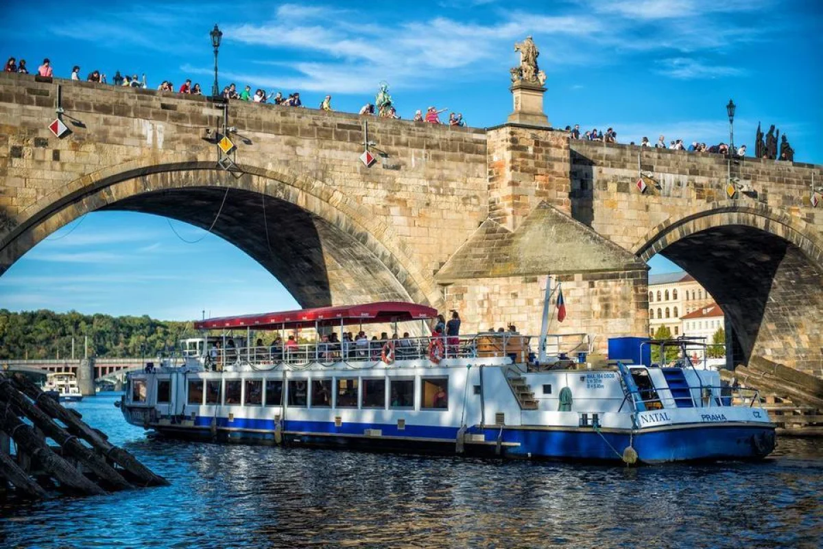 Dvouhodinová plavba po Vltavě s večeří formou rautu - foto 05