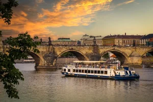 Dvouhodinová plavba po Vltavě se švédskými stoly - foto 02