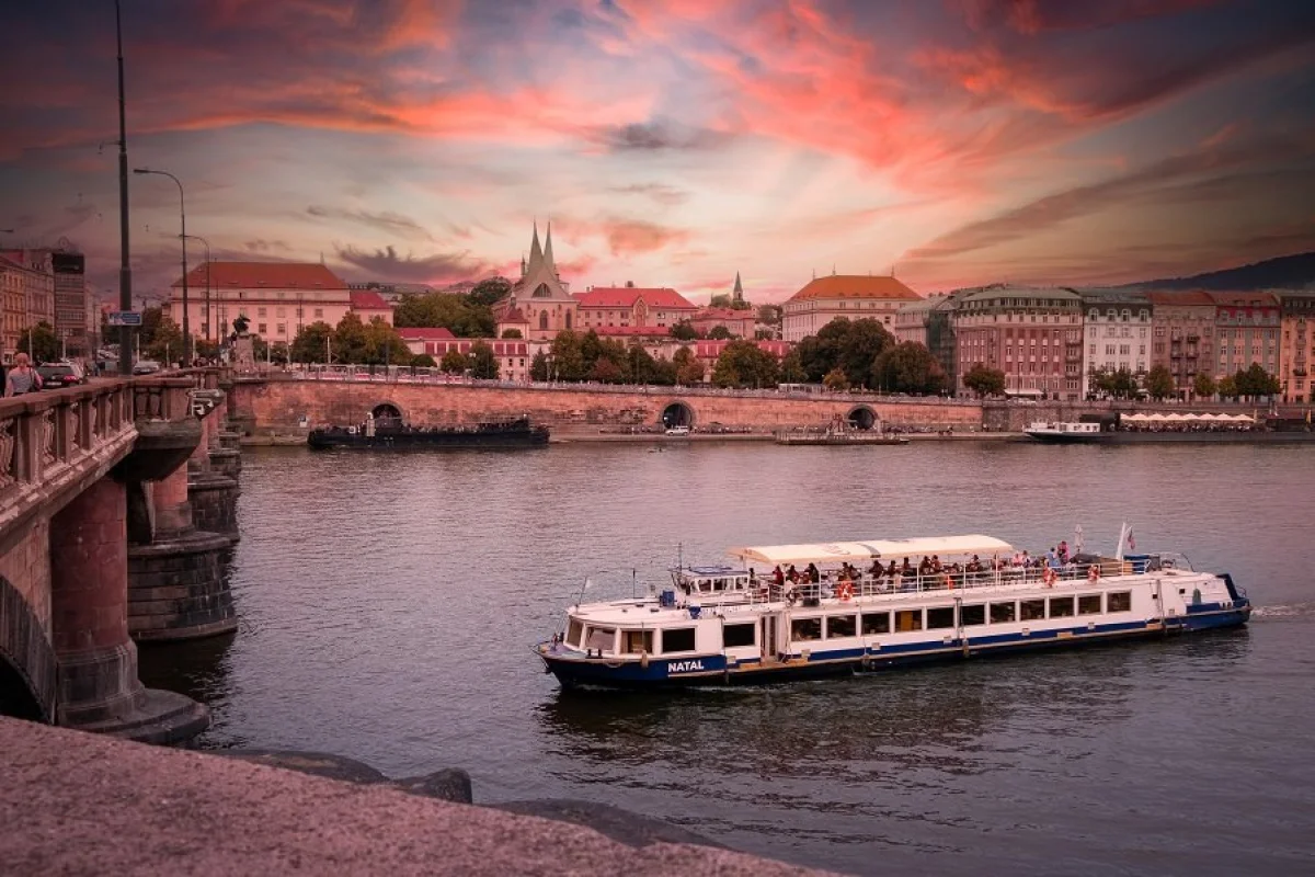 Dvouhodinová plavba po Vltavě se švédskými stoly - foto 05