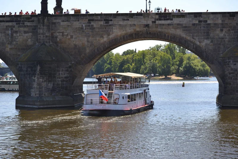 Dvouhodinová plavba výletní lodí po historickém centru Prahy s vynikajícím obědem - foto 02