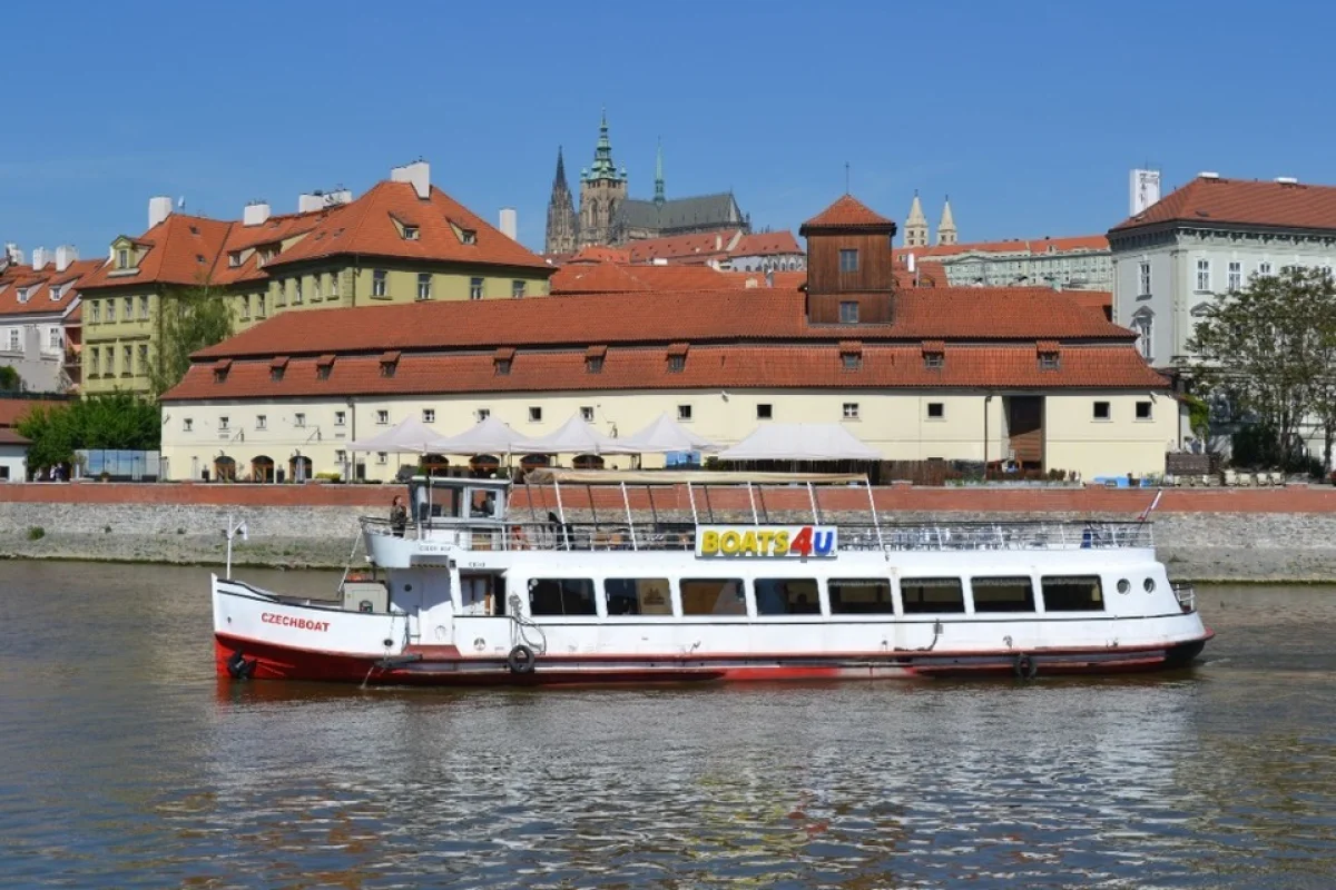 Dvouhodinová plavba výletní lodí po historickém centru Prahy s vynikajícím obědem - foto 05