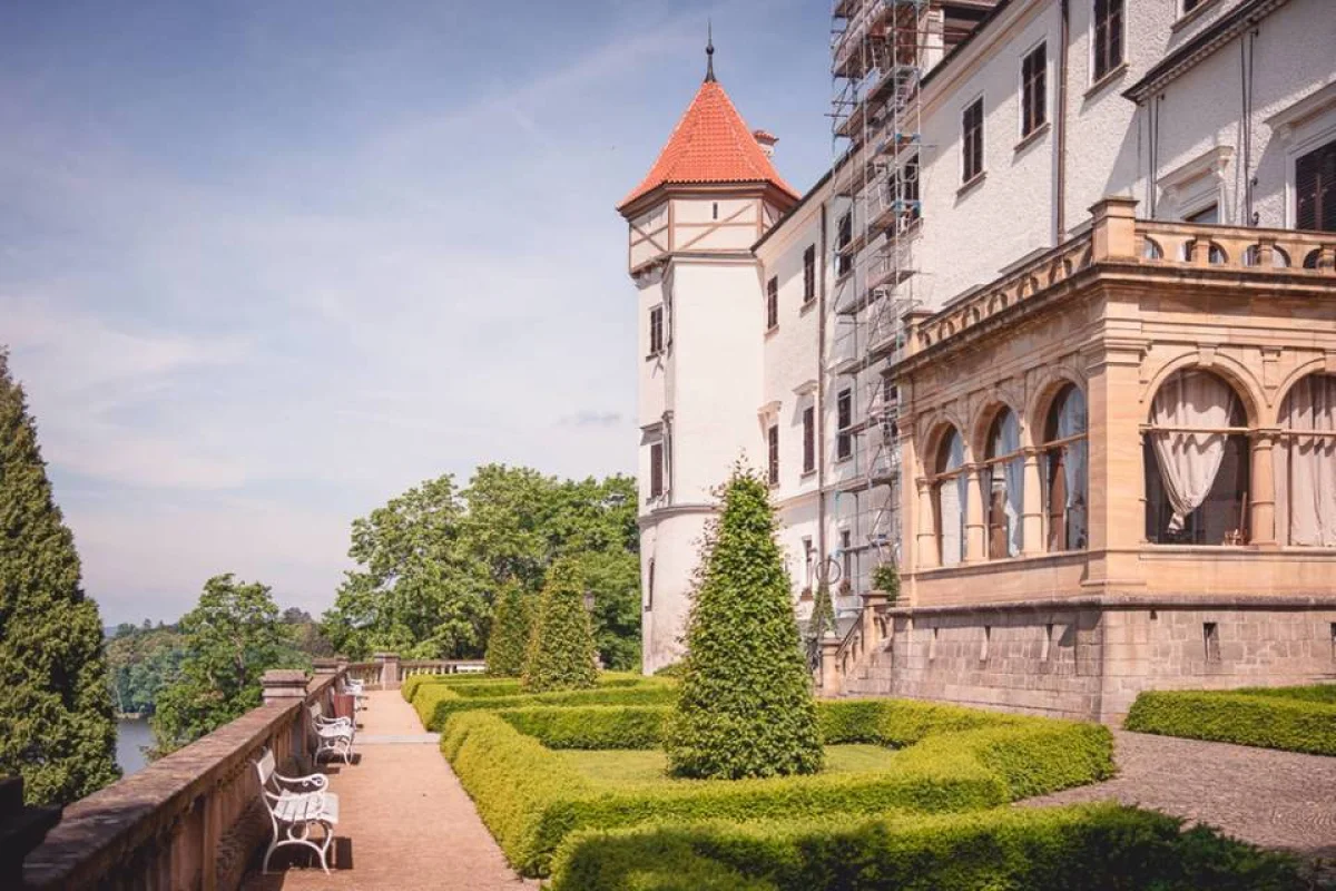 Filmová autoúnikovka po středních Čechách - unikátní úniková hra v autě - foto 02