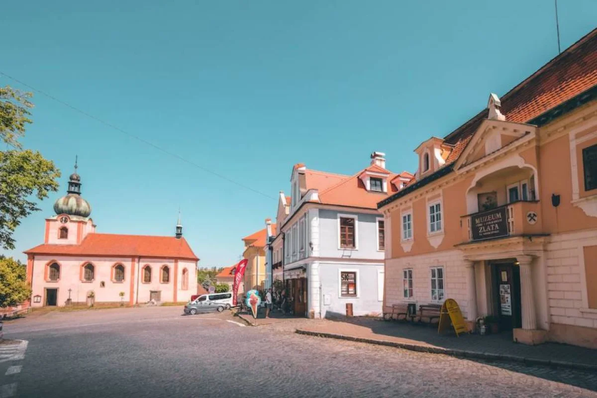 Filmová autoúnikovka po středních Čechách - unikátní úniková hra v autě - foto 04