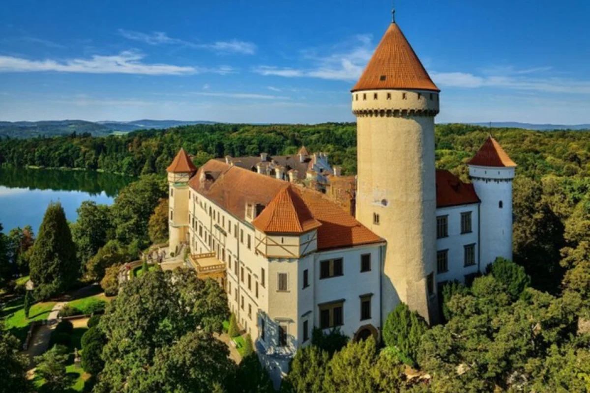 Filmová autoúnikovka po středních Čechách - unikátní úniková hra v autě - foto 05