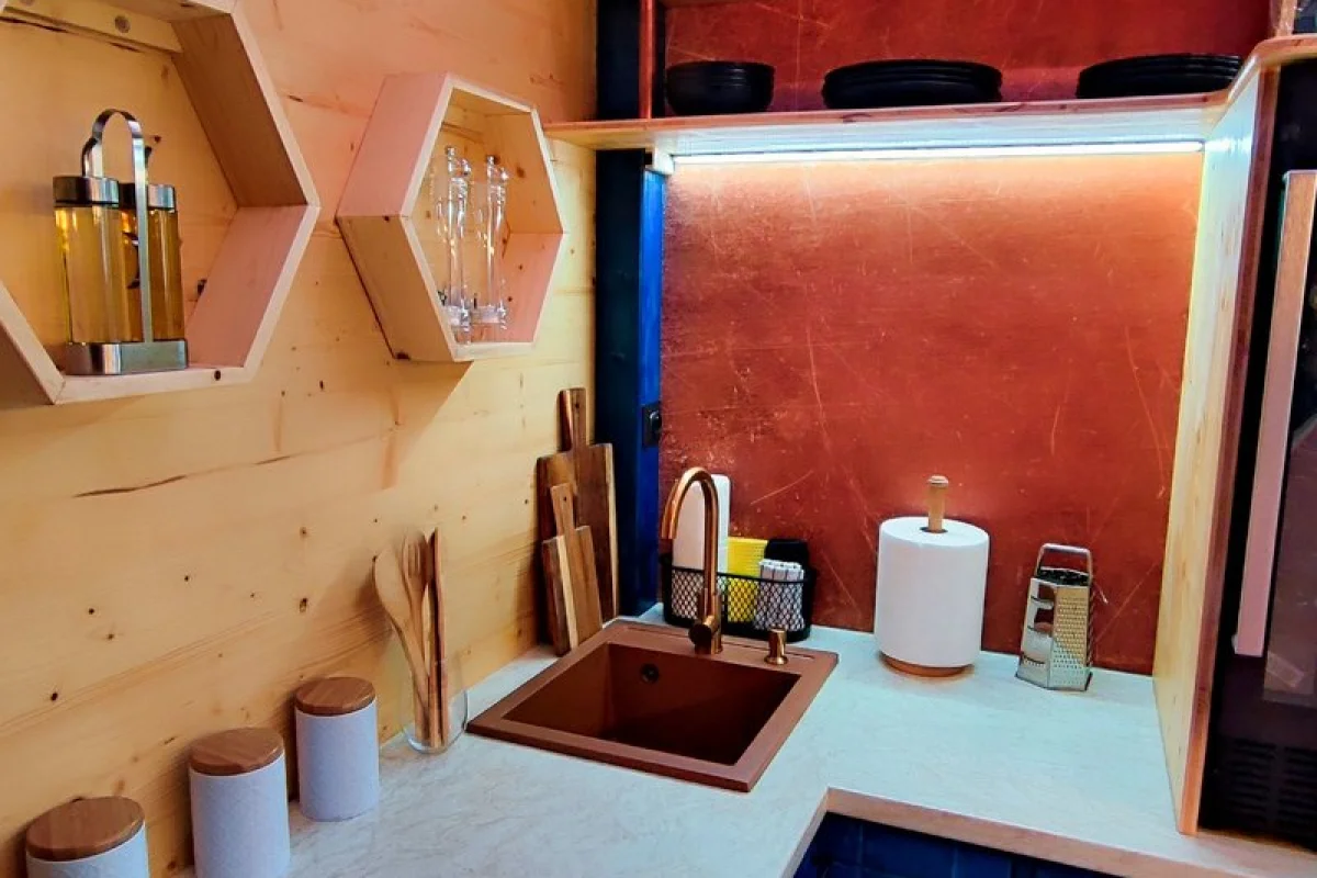Glamping na dvě noci - tiny house u Lipna s vinotékou - foto 04