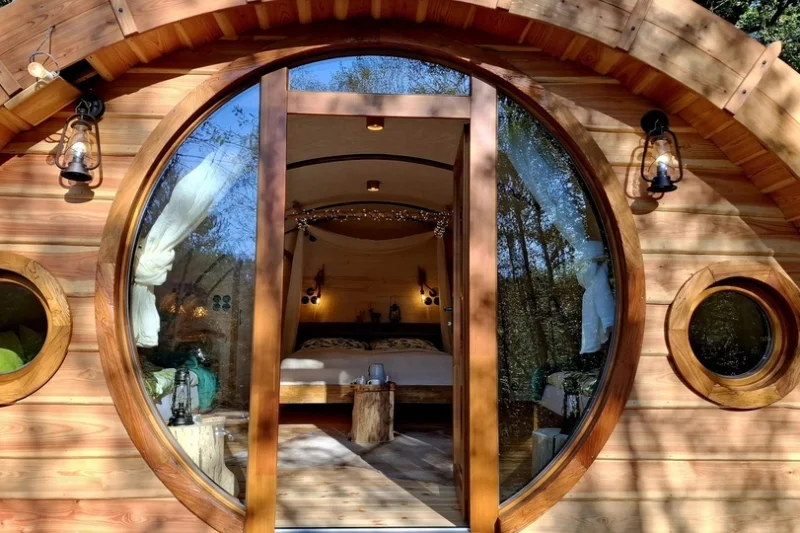 Glampingový pobyt v Hobitím domečku s privátní vířivkou v Resortu Green Valley - zkuste si, jak žijí Hobiti! - foto 02