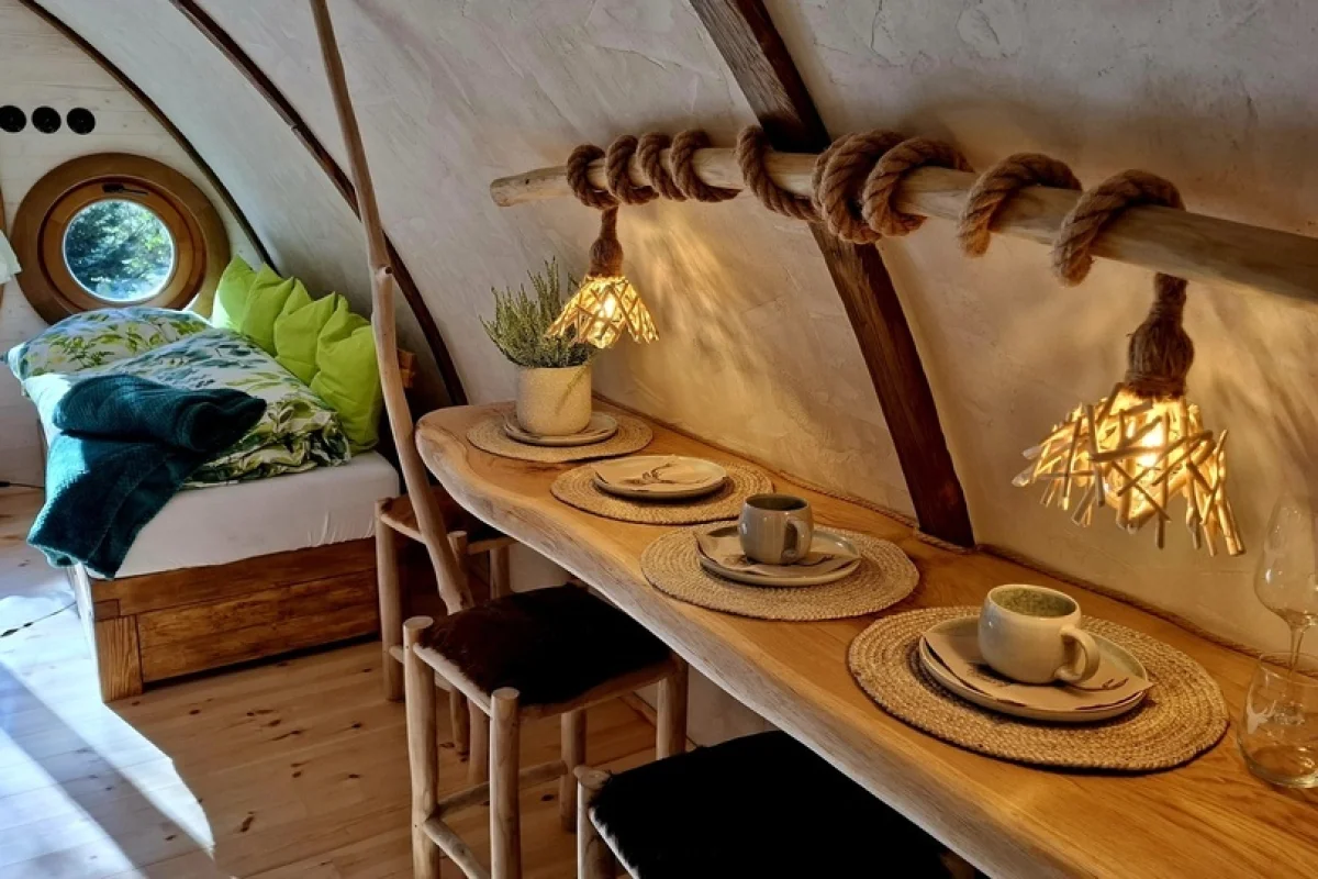 Glampingový pobyt v Hobitím domečku s privátní vířivkou v Resortu Green Valley - zkuste si, jak žijí Hobiti! - foto 04