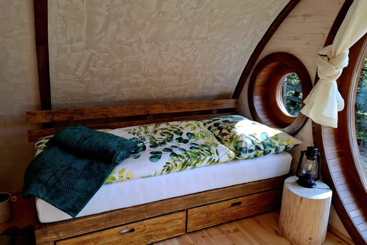 Glampingový pobyt v Hobitím domečku s privátní vířivkou v Resortu Green Valley - zkuste si, jak žijí Hobiti! - foto 05