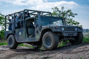 Humvee: Řízení + safari jízda na korbě - foto 01