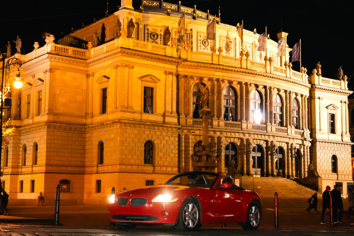 Jízda historickým centrem Prahy v červeném BMW Z4 - foto 04