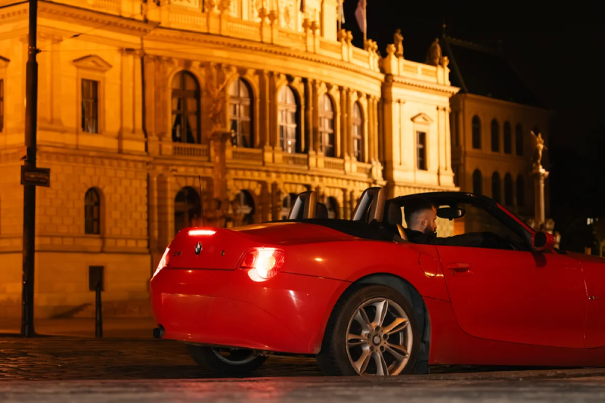 Jízda historickým centrem Prahy v červeném BMW Z4 - foto 06