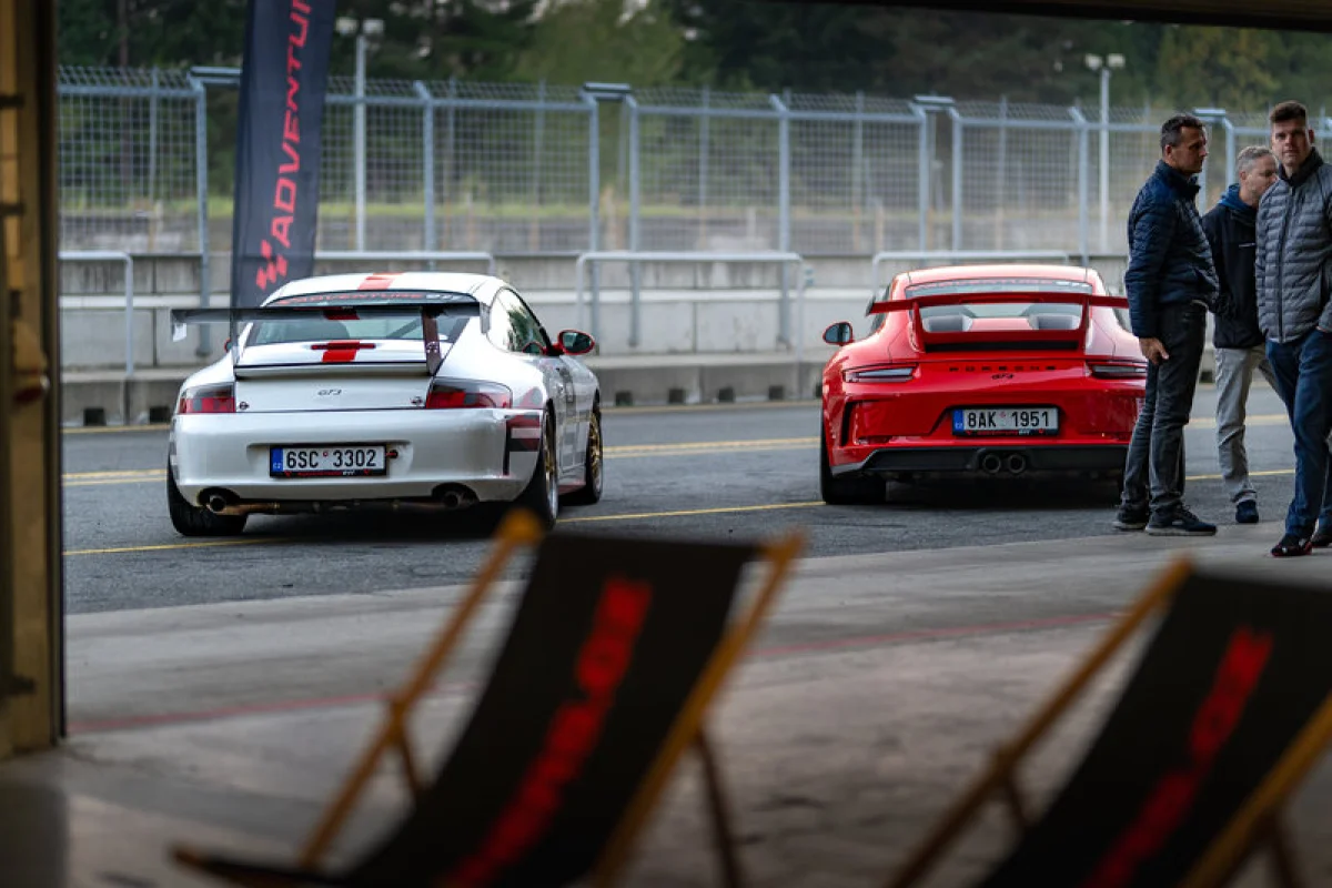 Jízda na okruhu v 6 generacích Porsche 911 - foto 05