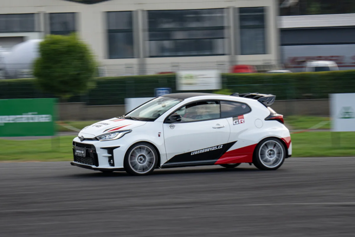 Jízda na okruhu v Toyota GR Yaris - foto 06