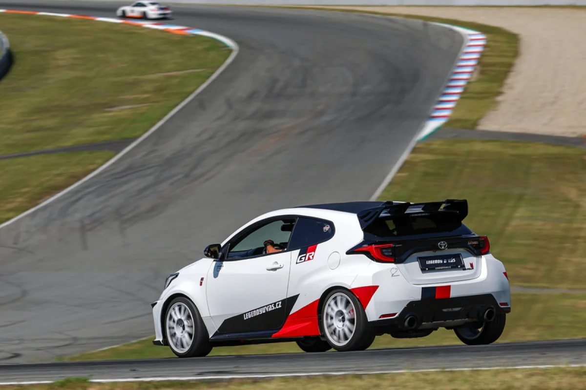 Jízda na okruhu v Toyota GR Yaris - foto 09