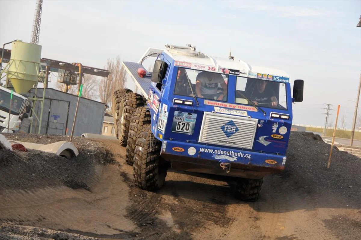 Jízda Tatrou 813 na terénním polygonu Ostrava - foto 05