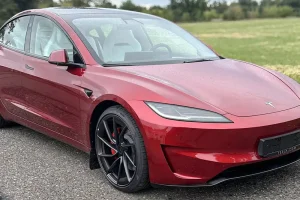 Jízda Teslou Model 3 – Performance highland 24 na polygonu v Hradci Králové - foto 01