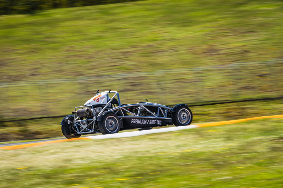 Jízda v Ariel Atom 3.5 na okruhu letiště Kámen - foto 03