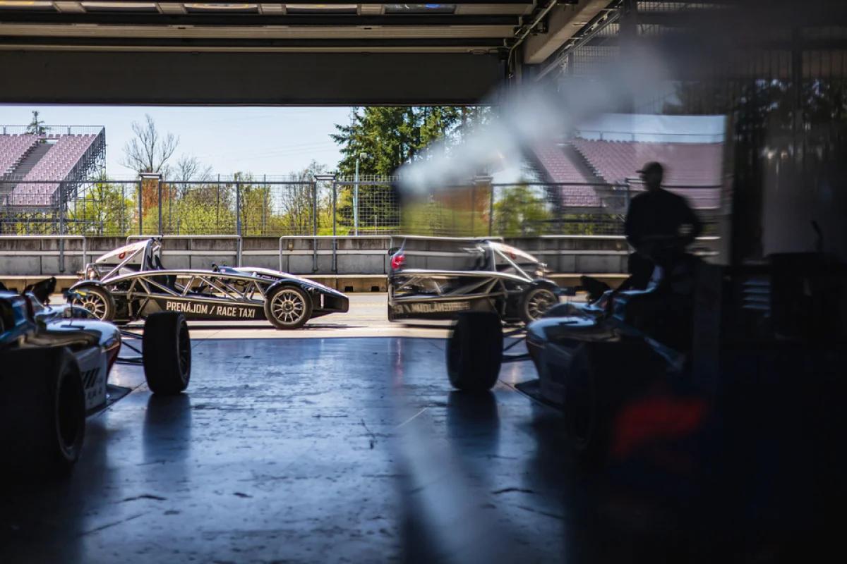 Jízda v Ariel Atom 3.5 na okruhu letiště Kámen - foto 05