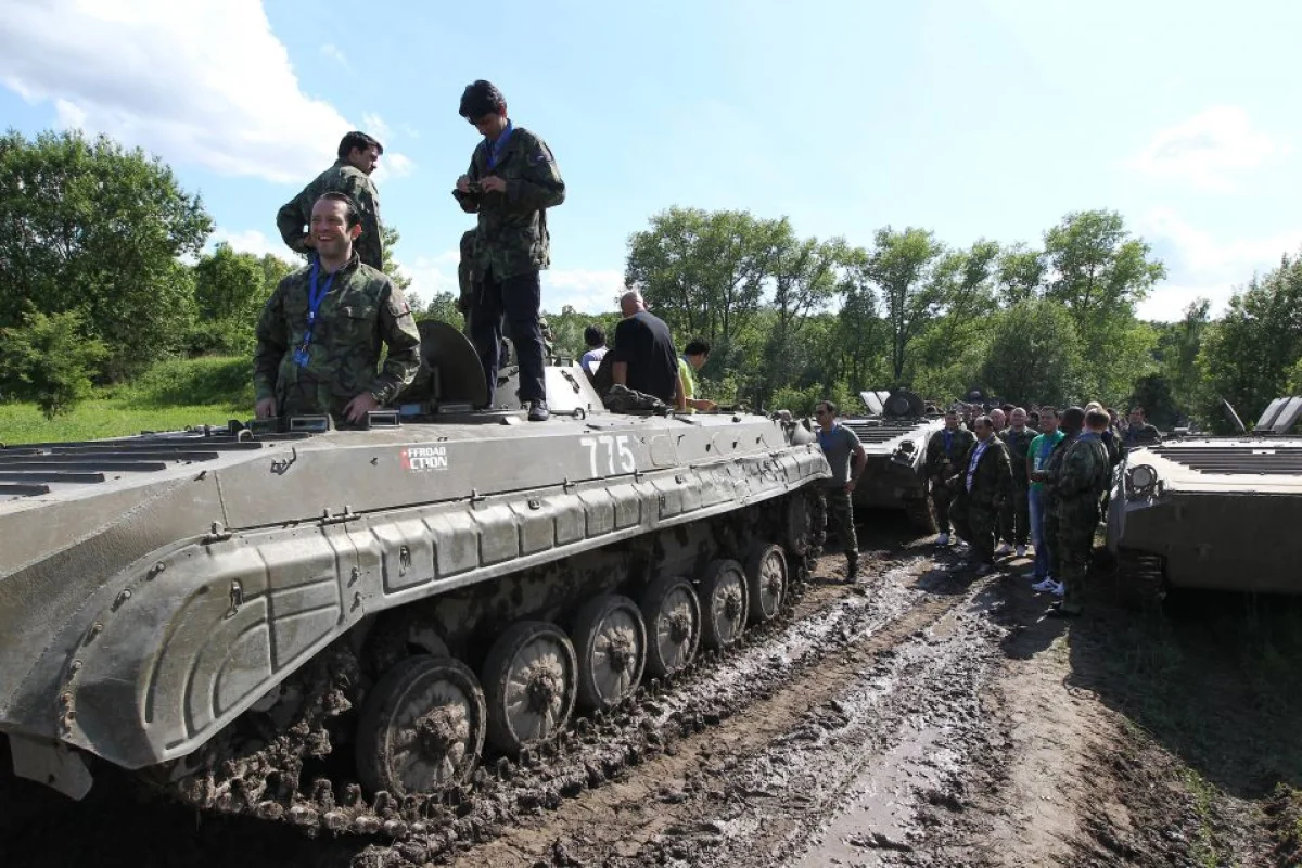 Jízda v BVP + střelba z Kalašnikova - foto 02